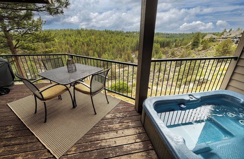 RiverWild Condo | EV Charger-Private Hot Tub-25 mins to Mt Bachelor-5 mins to Old Mill