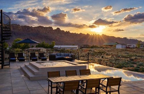 Moab South Valley House | Exclusive Retreats Desert Vista Luxury 6 Bedroom Retreat- Heated Pool Hot tub