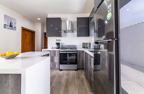 La Joya House | Exclusive San Marino Villa: Modern, Accessible, A/C & Hot Tub