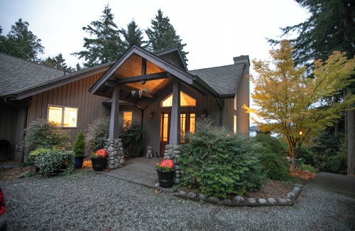 Vashon Island House | Expansive Breathtaking Waterview home