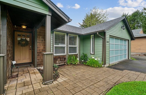 Tolovana Park House | Experience coastal comfort at Tolovana Footprints, a spacious 4-bedroom home in Cannon Beach.