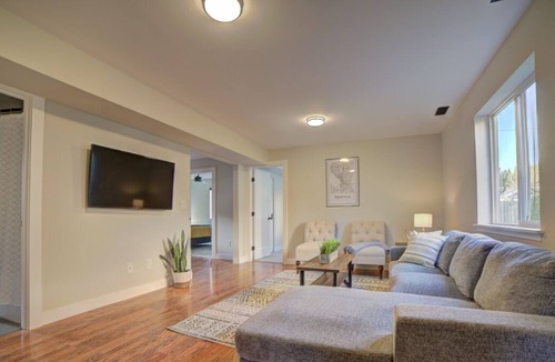 Greenwood House | Explore PNW | 3 Mi Green Lake & Golden Gardens Beach | 15 Min 2 Dwtwn | 30 Min Whidbey Is Ferry