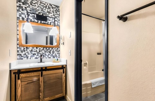 Mammoth Lakes Hotel | Explore Yosemite from Alpine Room w/Scenic Vistas & Mammoth Ski Access! 3 Units