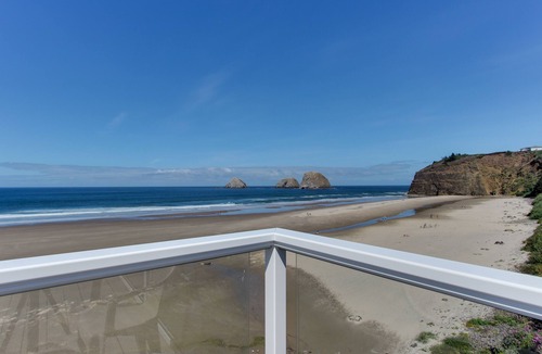 Oceanside Condo | Fabulous remodeled & dog-friendly condo in oceanfront complex Steps from beach