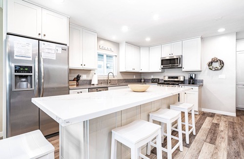 West Newport House | Family Beachside Getaway for 14 with A/C, Only 1/2 Block to the Beach