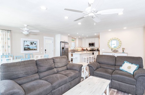West Newport House | Family Beachside Getaway for 14 with A/C, Only 1/2 Block to the Beach