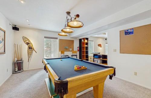 Upper Kingsbury House | Family-friendly home with mountain views pool table fireplace & spacious deck