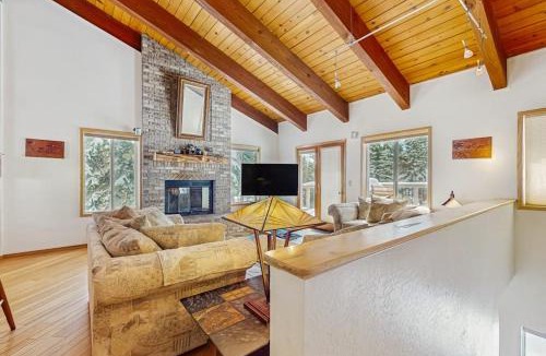 Upper Kingsbury House | Family-friendly home with mountain views pool table fireplace & spacious deck