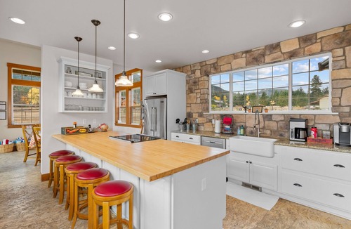 Leavenworth House | Family friendly lodge on the River, dog friendly.