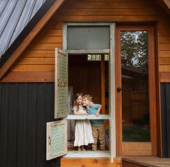 Friendly House | Family-Friendly Luxe Home with Sauna - mins to UO