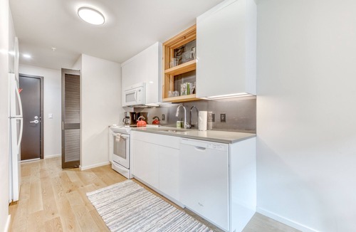 Uptown Condo | Family-Friendly Modern Condo with Great Location - Walk to Restaurants