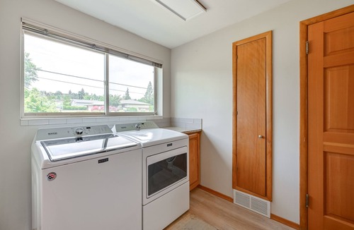 Yakima Cottage | Family-friendly Yakima Escape w/Yard & Pool!