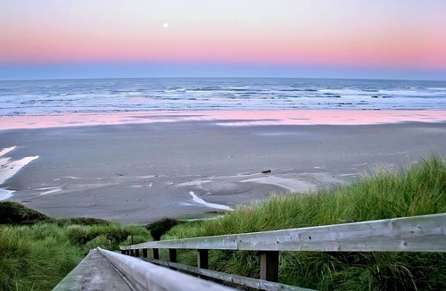 Newport Hotel | Family & Friends Getaway! 2 Convenient Units, Free Parking, Pets Are Welcome!