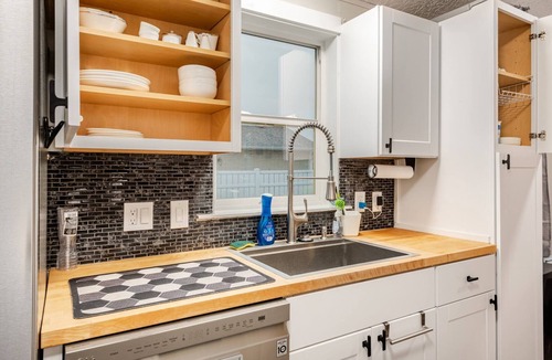 Deer Park House | Family & Pet Friendly Deer Park Gem full kitchen fenced backyard 3bd 2ba sleep 6