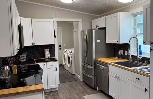 Deer Park House | Family & Pet Friendly Deer Park Gem full kitchen fenced backyard 3bd 2ba sleep 6