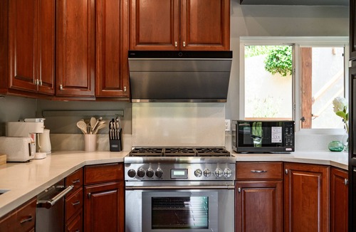 Pomona Villa | Family Retreat ，Bocce Ball, BBQ, Game Room & Decks
