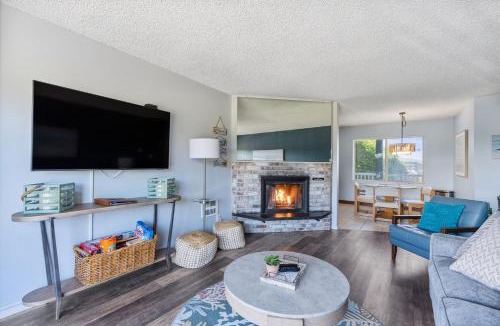 Ocean Shores House | Family Suite for 6 - Fireplace and Kitchen - Pool and Hot Tub