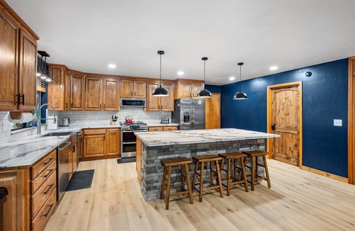 Arnold House | Fantastic 6-bedroom Spacious Dorrington Mountain Oasis w/Hot Tub