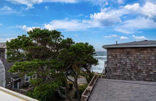 Lincoln Beach House | Fantastic Coastal Getaway, Open Floor Plan, Steps Away From Beach, Fireplace, BBQ, Ocean Views