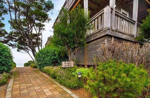 Lincoln Beach House | Fantastic Coastal Getaway, Open Floor Plan, Steps Away From Beach, Fireplace, BBQ, Ocean Views
