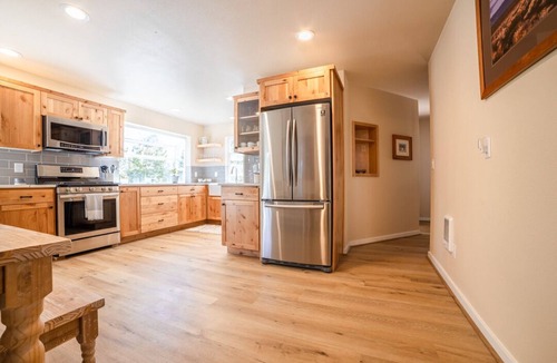 Bend House | Fantastic Location! Directly above river w/a 5 minute walk to downtown.