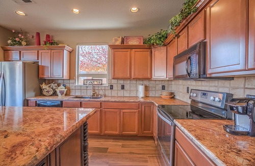 Northeast Heights House | Far North East Heights 4 bedrooms/Hot-tub and Pets Welcome, 5G Fiber WiFi !