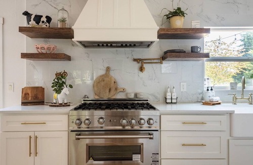 Hillsboro House | Farmhouse on wine scenic route, alpacas and hot tub. Pet friendly.