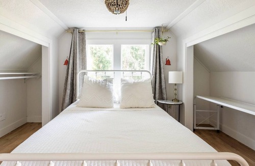 Hillsboro House | Farmhouse on wine scenic route, alpacas and hot tub. Pet friendly.