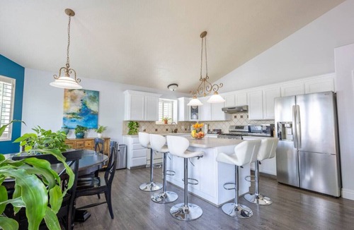 Farmington House | Farmington Gem 6BR Sleeps 16