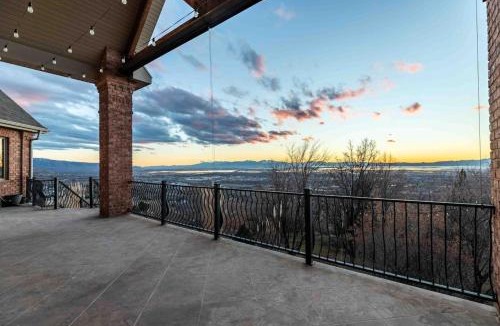 Farmington House | Farmington Oasis-Views Space & Comfort