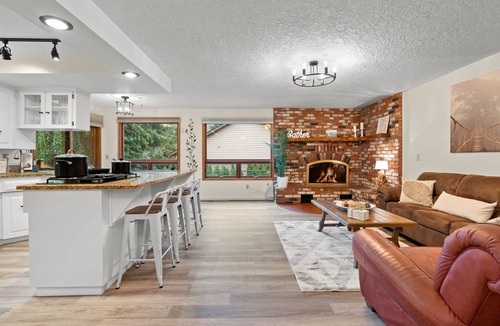 Welches House | Feel at home in the mountains by a creek w/hot-tub
