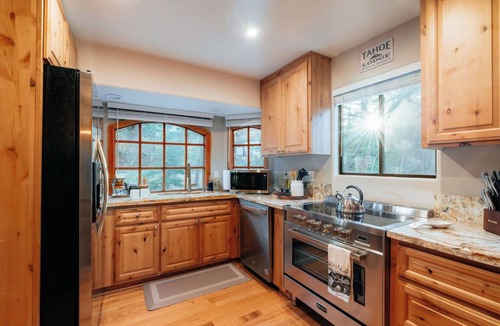 Kingswood Estates Cabin | Fire Pit, Poker Room, 5 min to beach, Dogs welcome