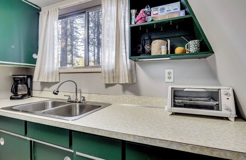 Wasco County Cabin | Fire Pit & Water Views! Woodsy Tygh Valley Retreat