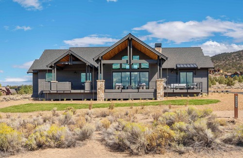Powell Butte House | Firepit, Hot Tub & Scenic Views | Pioneer at Brasada Ranch Resort by AvantStay