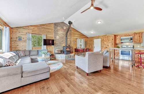 Rainbow Valley Cabin | Forest Edge Hideaway with Great Views in Divide