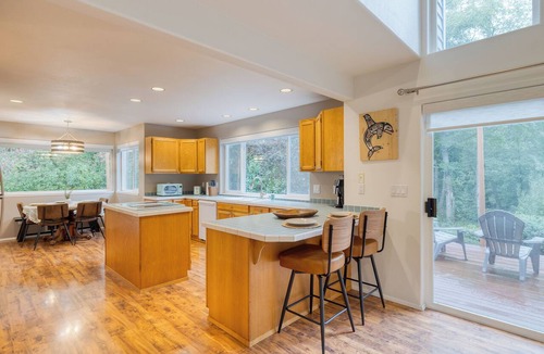Clinton House | Forest Front Home w/Fire Pit, Mins to Beaches, Wineries | Cedarview Retreat