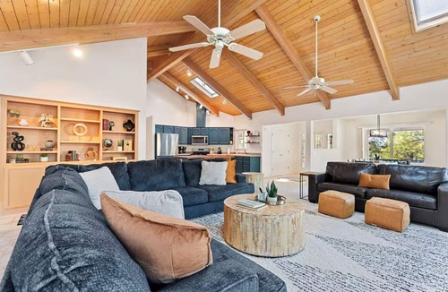 Munds Park Cabin | Forest Getaway with A/C ★ Deck + Fire-table ★ Near Sedona/Grand Canyon/Flagstaff