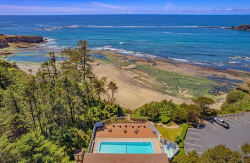 Otter Rock Apartment | Forest-View Loft w/Full Kitchen | Sleeps 4