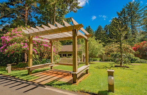 Otter Rock Apartment | Forest-View Loft w/Full Kitchen | Sleeps 4