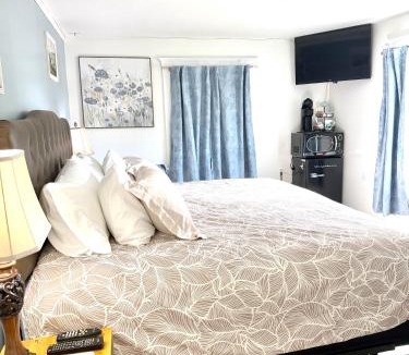 Sweet Home Hotel | Foster Lake Inn