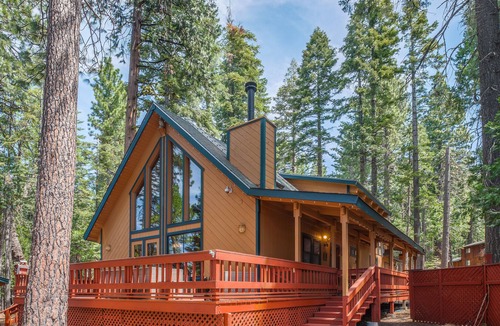 Dorrington Ski Chalet | Four By Four Classic Pet Friendly Chalet in Dorrington - Sleeps 8-10.