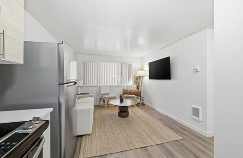 Amazon Condo | Fresh Remodel Near UO & Hayward Field