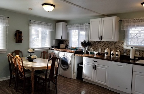 Williams Cottage | Freshly Renovated 1911 Historic Cottage- 60 Minutes to Grand Canyon