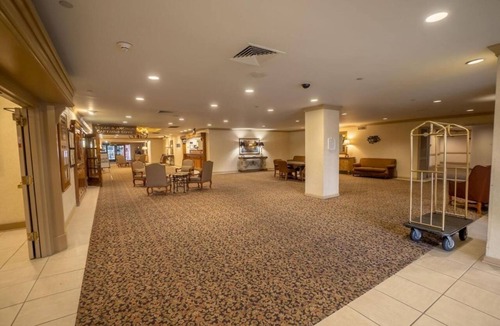 Raisin Hotel | Fresno Airport Stay with Free Shuttle Near Yosemite, Sequoia & Local Attractions