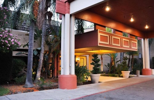 Raisin Hotel | Fresno Airport Stay with Free Shuttle Near Yosemite, Sequoia & Local Attractions