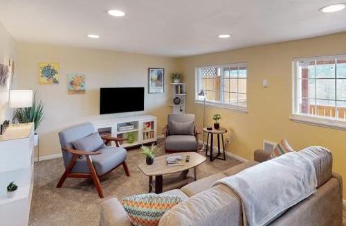 Amazon House | Full duplex with patio-deck mountain views washer&dryer dogs allowed