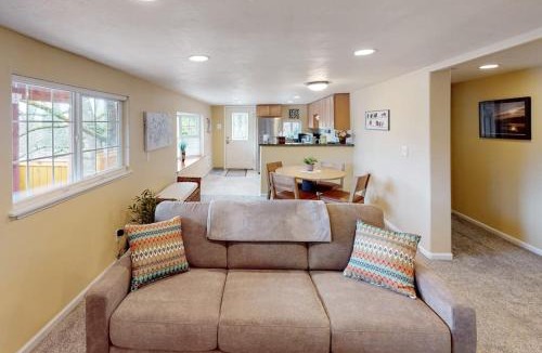Amazon House | Full duplex with patio-deck mountain views washer&dryer dogs allowed