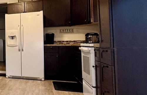 Cottage Grove Apartment | Fully Equipped Studio - Laundry - 65” Samsung Smart TV - Off-Street Parking