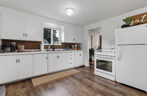 Lacey House | Fully fenced and gated two bedroom home that easily accommodates four guests. Featuring a large covered private patio for year round enjoyment and relaxation. Fully equipped kitchen and laundry with full size washer/dryer. Lots on parking on site.