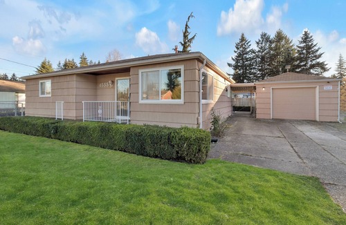 Lacey House | Fully fenced and gated two bedroom home that easily accommodates four guests. Featuring a large covered private patio for year round enjoyment and relaxation. Fully equipped kitchen and laundry with full size washer/dryer. Lots on parking on site.